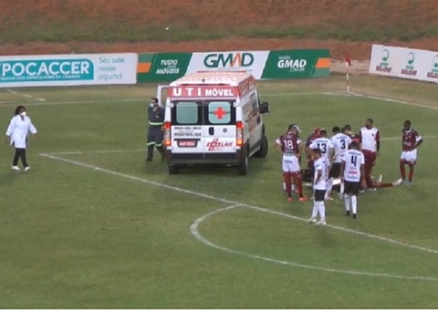 Jogador desmaia em campo após choque de cabeça em jogo da Série D