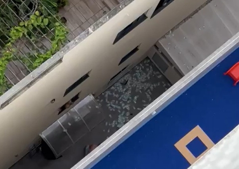 Dinheiro é arremessado pela janela de apartamento durante operação em SC