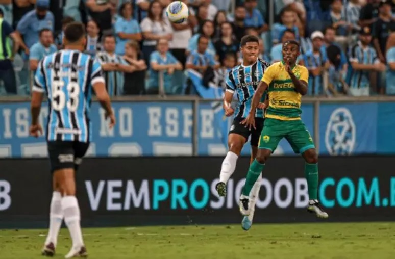 Cristaldo faz, e Grêmio bate Cuiabá em jogo marcado por choques de cabeça