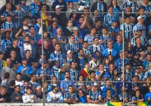 Dez pontos atrás do Cruzeiro, Grêmio troca título por acesso