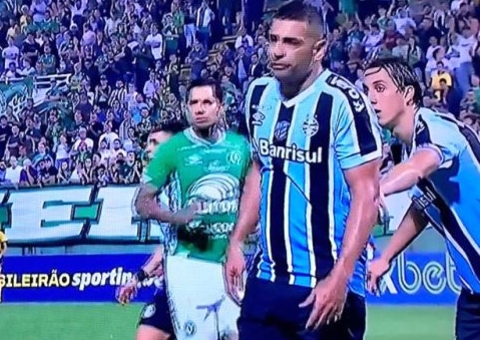 Grêmio falha na defesa e leva metade dos gols da Série B em um mês