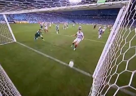 Grêmio leva gol no fim, perde para o Ituano e sai vaiado na Arena