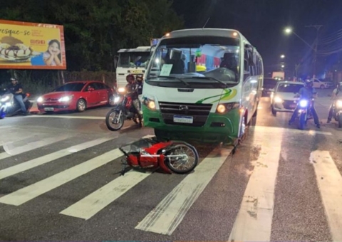 Motociclista fica ferido ao ser atropelado por rota em avenida de Manaus