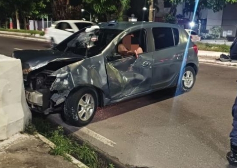 Dois motociclistas ficam feridos ao serem atropelados por carro na Efigênio Salles
