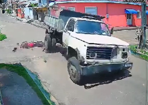 Vídeo: Adolescente fica ferido após caçamba esmagar moto em acidente chocante no Amazonas