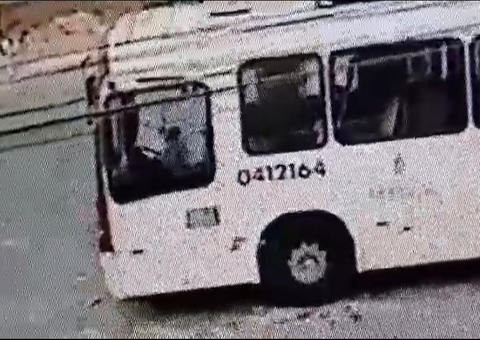 Vídeo mostra crianças soltando freio de mão de ônibus em Manaus; acidente feriu um homem
