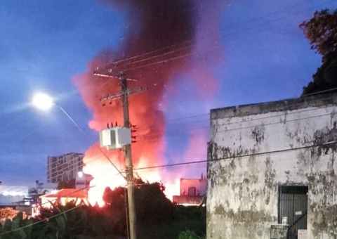 Vídeos: Incêndio destrói casas e deixa famílias desabrigadas na Praça 14 