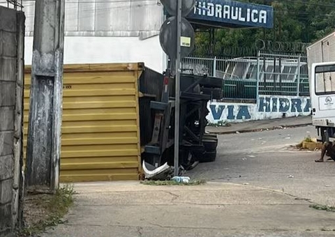 Contêiner tomba e bloqueia trânsito na Avenida das Torres