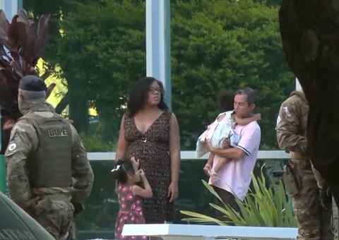 Homem com criança no colo ameaça explodir bomba em frente a ministério em Brasília