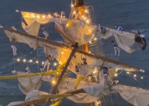 Vídeo: Duas pessoas morrem em colisão de navio da Marinha do México com ponte em Nova York