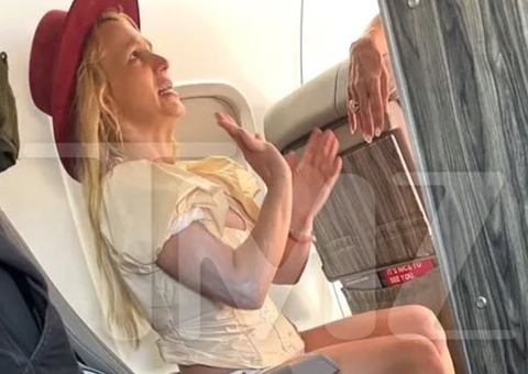 Britney Spears causa confusão ao fumar em voo e é advertida por autoridades