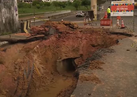 Cratera interdita trecho da Av. Rodrigo Otávio em Manaus 