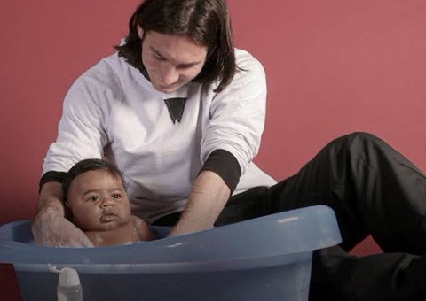 Messi dando banho em Xamã? Foto viraliza e identidade do bebê surpreende