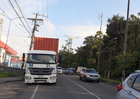Carreta em pane paralisa trânsito na av. Rodrigo Otávio em Manaus
