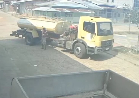 Vídeo: Morador de rua é esmagado por caminhão ao atravessar rua em Anori