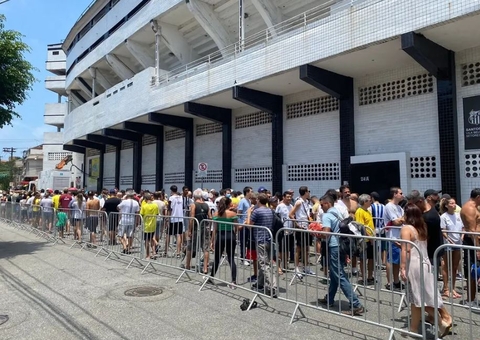 Fãs enfrentam fila de mais de 2 km para dar último adeus a Pelé