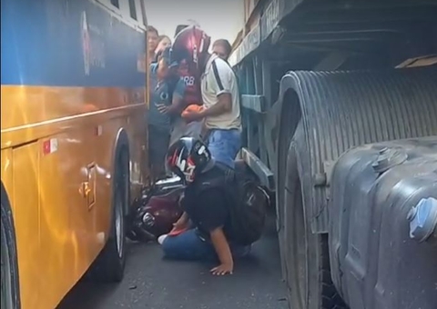 Casal escapa da morte ao cair entre carreta e 'Amarelinho' em acidente em Manaus