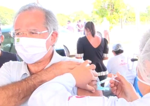 Ministro Paulo Guedes toma 1ª dose da vacina contra Covid-19