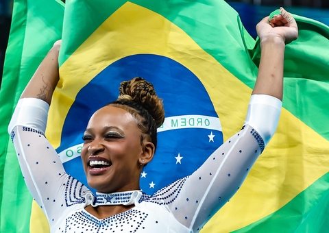 Não estava 100% confiante para fazer salto inédito, diz Rebeca após ganhar a prata