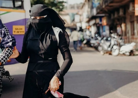 Grupo agride e arranca véu de jovem islâmica na Itália