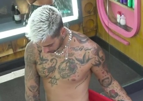 Ex de Anitta Gui Araújo deixa pênis completamente à mostra em A Fazenda 13