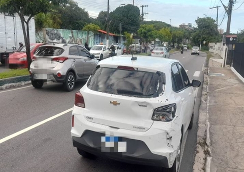 Acidente com ferido paralisa trânsito em avenidas de Manaus
