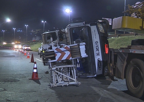 Vídeo mostra guindaste tombando em rodovia movimentada de Belo Horizonte