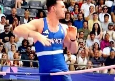 Atleta eliminado ao engatar genitália em salto com vara recebe proposta milionária de site p0rnô