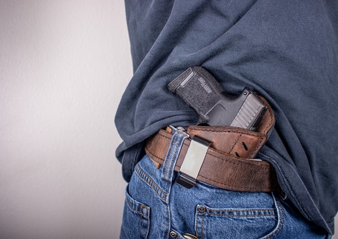 Suspeito de fazer assaltos é preso com arma em Flores após denúncias