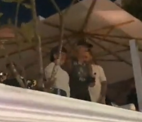 Baixista do Guns N’ Roses aparece para fãs na sacada de hotel em Manaus