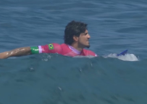 Em mar sem ondas, Medina acaba eliminado por australiano e vai disputar o bronze