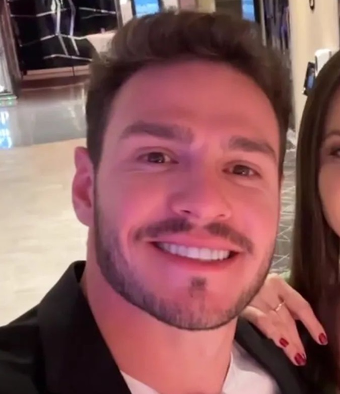Ex-BBB Gustavo Cowboy pede namorada em casamento: 'eu disse sim'