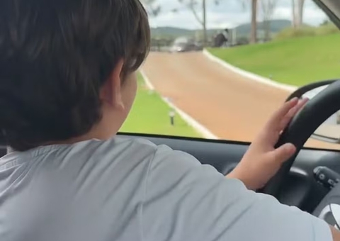 Filho de Gusttavo Lima volta a surgir dirigindo aos 7 anos e sem cinto