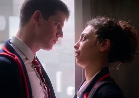 Novata em 'Elite', Carla Díaz vai estremecer casal Guzmán e Nadia