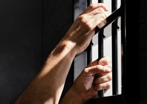 Homem é preso ao ser flagrado com carro roubado na Av. Constantino Nery