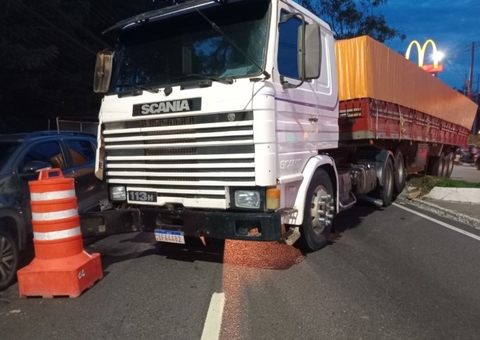 Caminhão perde força na Efigênio Salles, desce de ré e quase causa tragédia