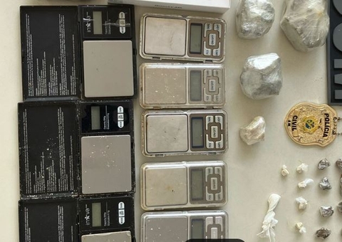 Mulher é presa por vender drogas em campo de futebol no Amazonas