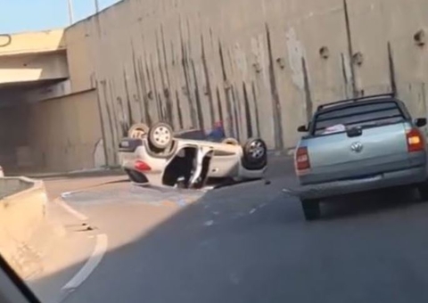 Carro perde direção em curva capota no meio de avenida em Manaus