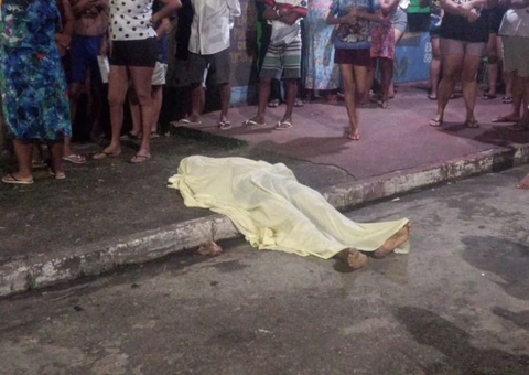 Jovem cai morto em igarapé após levar mais de 20 tiros em rip-rap em Manaus
