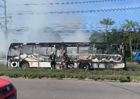 Ônibus é totalmente consumido em incêndio na Av. Torquato Tapajós; veja o que restou 