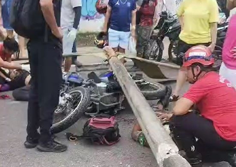 Vídeo: Homens quase são esmagados após poste desabar sobre moto na Ponta Negra 