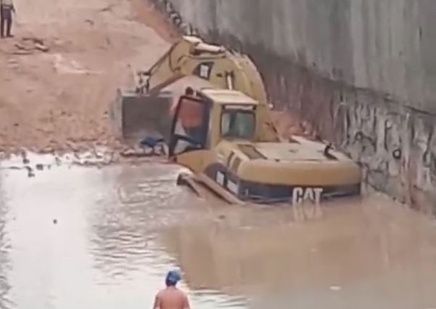 Retroescavadeira despenca em vala durante obra de viaduto em Manaus