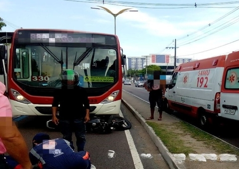 Acidente entre ônibus e moto de aplicativo deixa passageira ferida em Manaus
