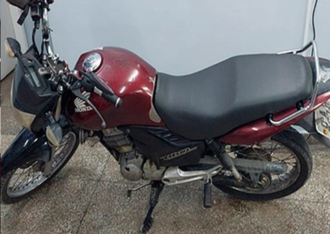 Dupla é presa após roubar motocicleta de mulher em Manaus 