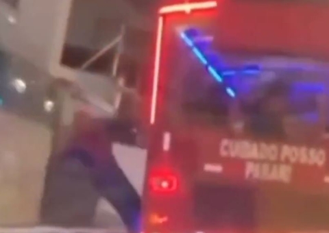 Vídeo: Homem-Aranha despenca de Trem da Alegria ao bater em poste no 1º dia de trabalho
