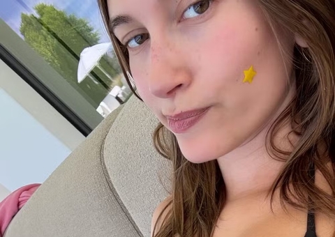 Hailey Bieber mostra barriga inchada e desabafa sobre cistos no ovário