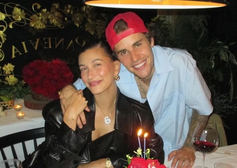 Hailey Bieber fala sobre rumores de gravidez e planos de filhos com Justin: ‘me causa desconforto' 