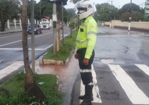 Vazamento em tubulação de água compromete trânsito em avenida de Manaus