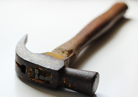 Após flagrar conversa, mulher esmaga dedo do marido a martelada em Manaus