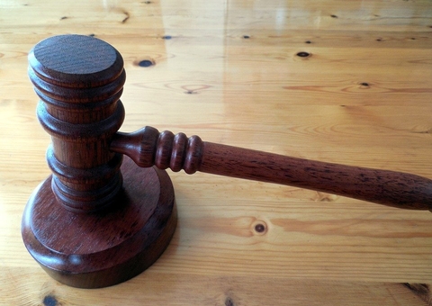 Idoso é condenado por defecar na porta de opositor de presidente